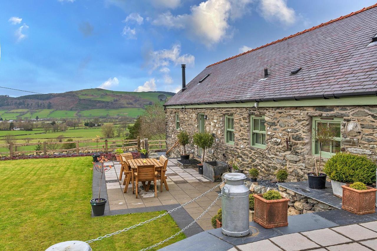 Finest Retreats - Moelis Granary - Luxury Cottage With Hot Tub Llandrillo Extérieur photo