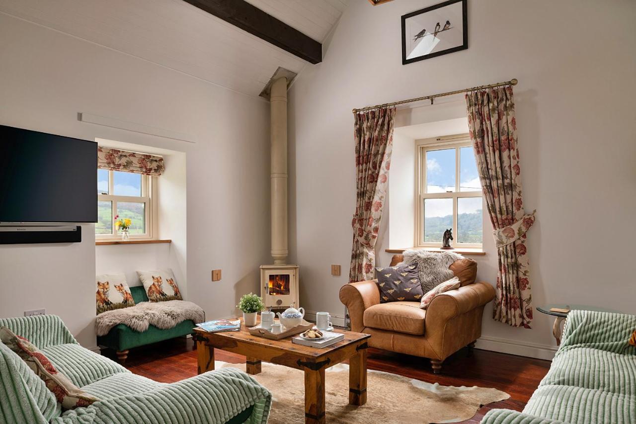 Finest Retreats - Moelis Granary - Luxury Cottage With Hot Tub Llandrillo Extérieur photo