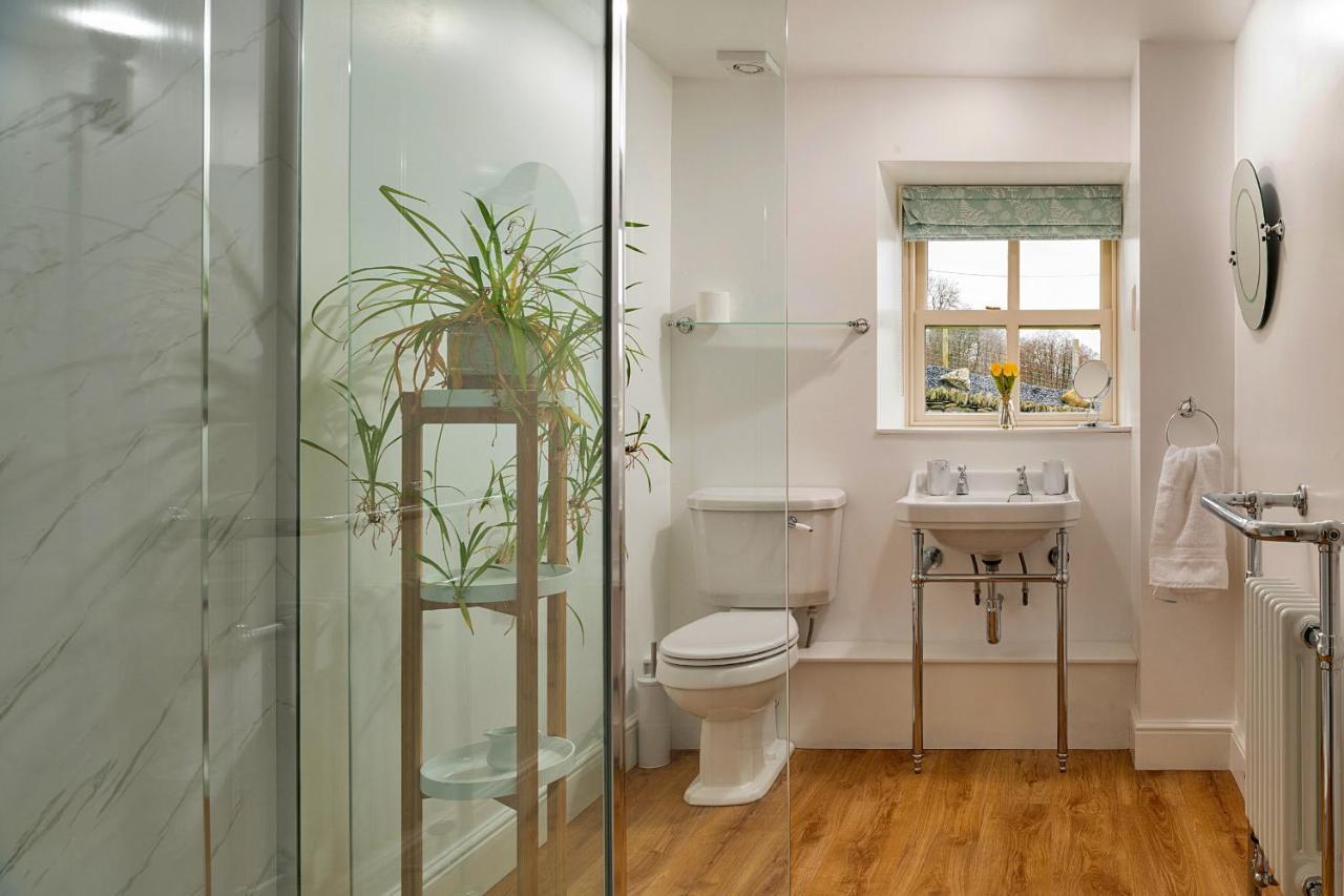 Finest Retreats - Moelis Granary - Luxury Cottage With Hot Tub Llandrillo Extérieur photo