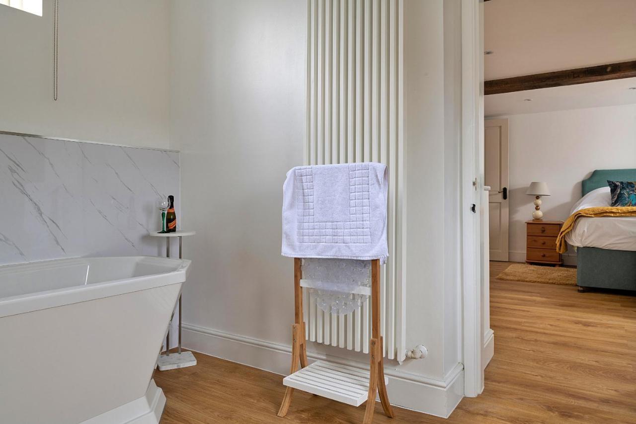 Finest Retreats - Moelis Granary - Luxury Cottage With Hot Tub Llandrillo Extérieur photo