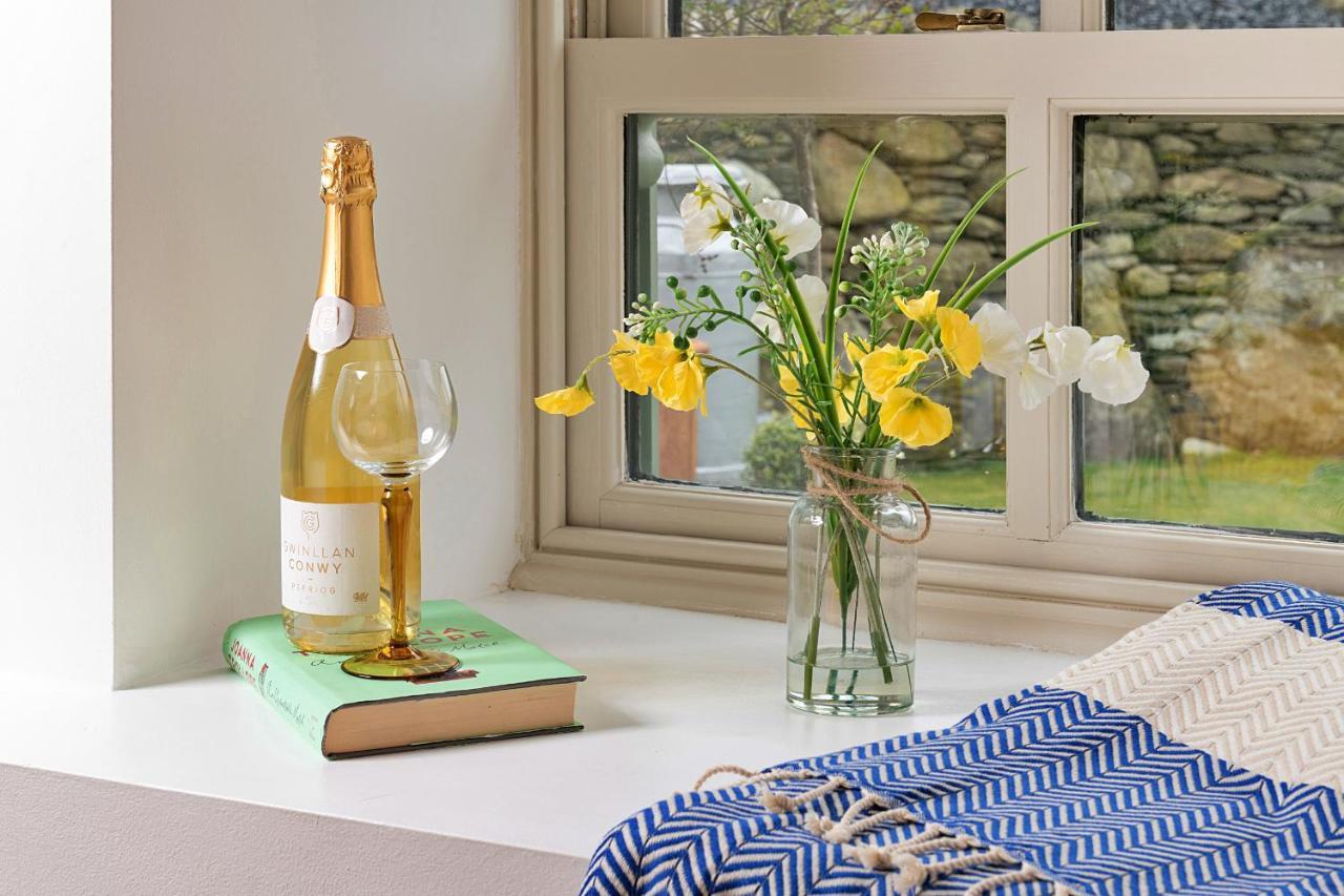 Finest Retreats - Moelis Granary - Luxury Cottage With Hot Tub Llandrillo Extérieur photo