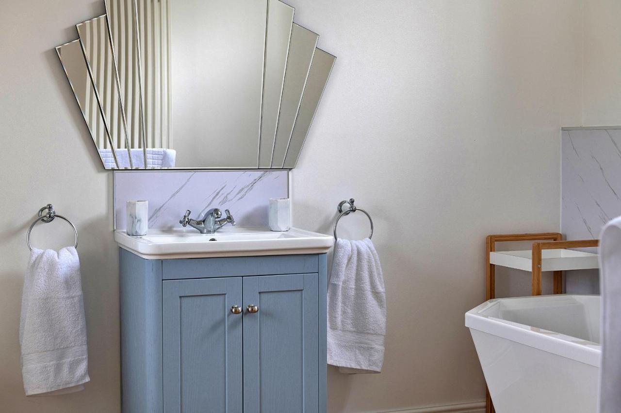Finest Retreats - Moelis Granary - Luxury Cottage With Hot Tub Llandrillo Extérieur photo