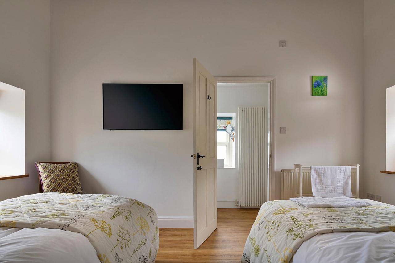 Finest Retreats - Moelis Granary - Luxury Cottage With Hot Tub Llandrillo Extérieur photo