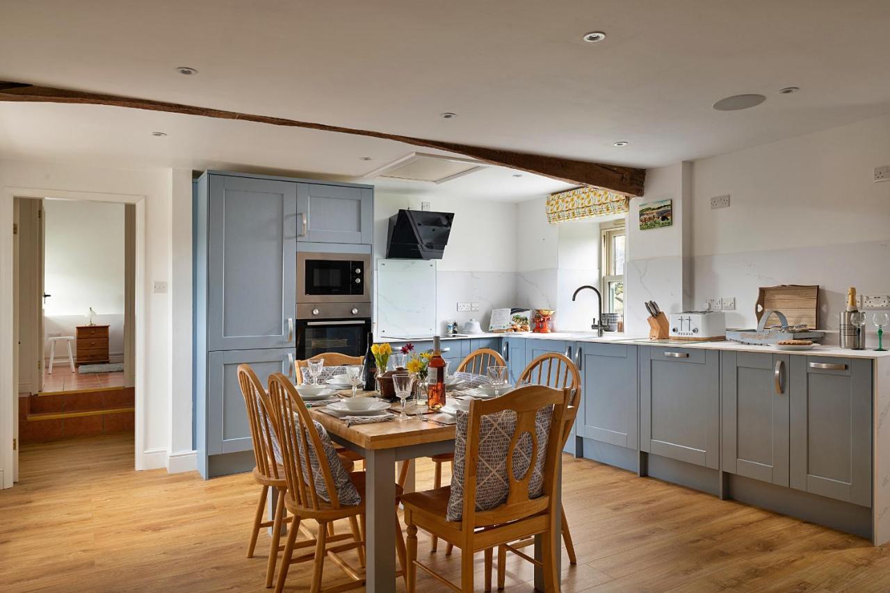 Finest Retreats - Moelis Granary - Luxury Cottage With Hot Tub Llandrillo Extérieur photo