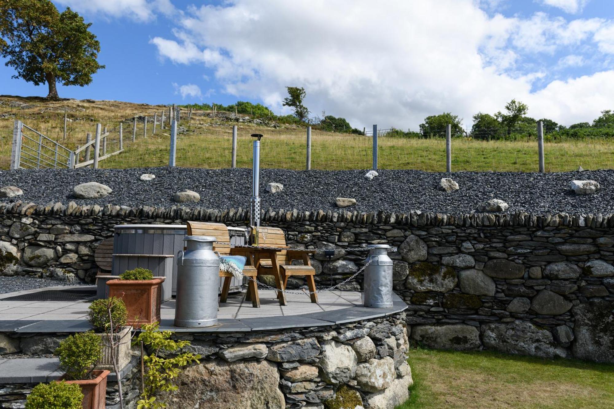 Finest Retreats - Moelis Granary - Luxury Cottage With Hot Tub Llandrillo Extérieur photo